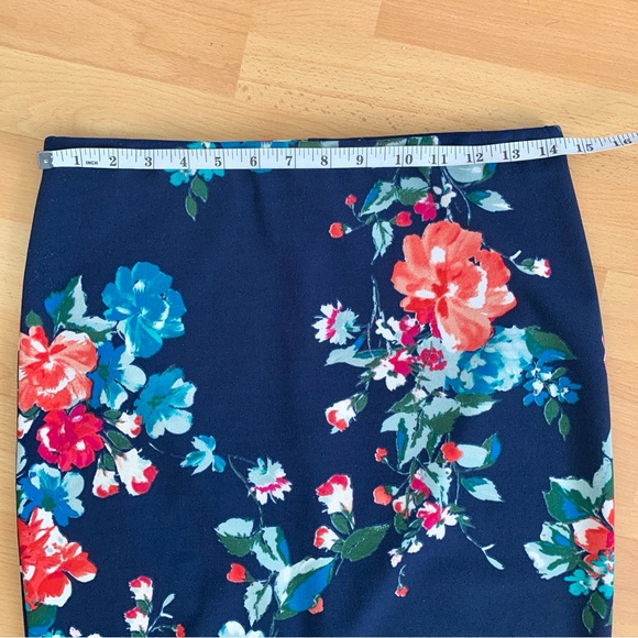 Beautiful Floral Midi Pencil Skirt Size Medium - Picture 3 of 8